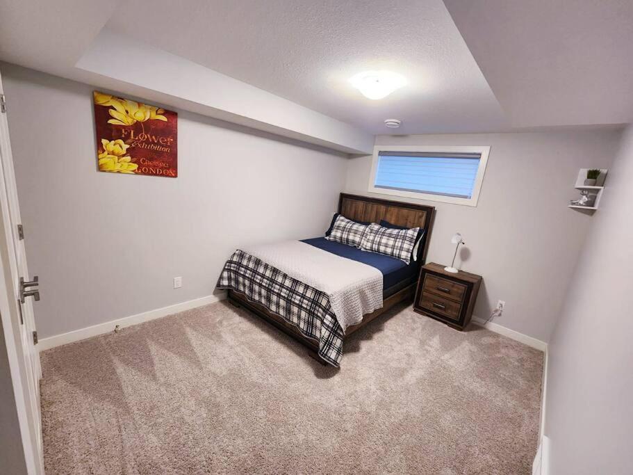 Deluxe 2 Bedroom Suite With*Netflix/Cable/Prime Edmonton Dış mekan fotoğraf