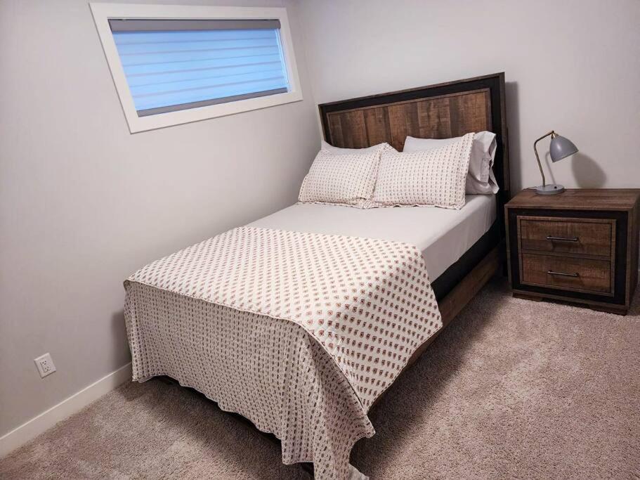 Deluxe 2 Bedroom Suite With*Netflix/Cable/Prime Edmonton Dış mekan fotoğraf