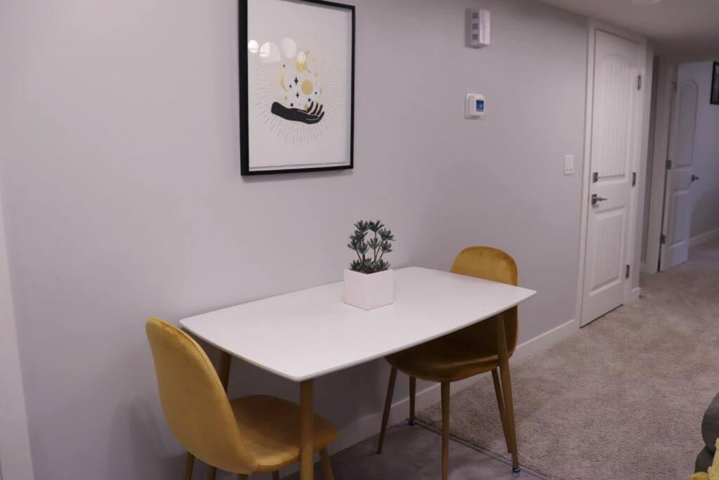 Deluxe 2 Bedroom Suite With*Netflix/Cable/Prime Edmonton Dış mekan fotoğraf