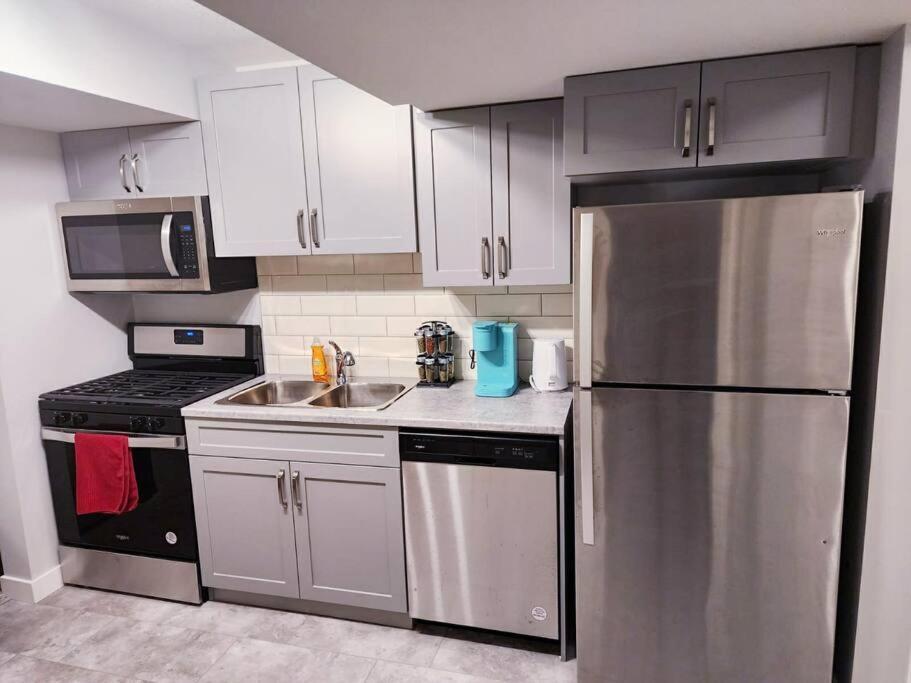 Deluxe 2 Bedroom Suite With*Netflix/Cable/Prime Edmonton Dış mekan fotoğraf