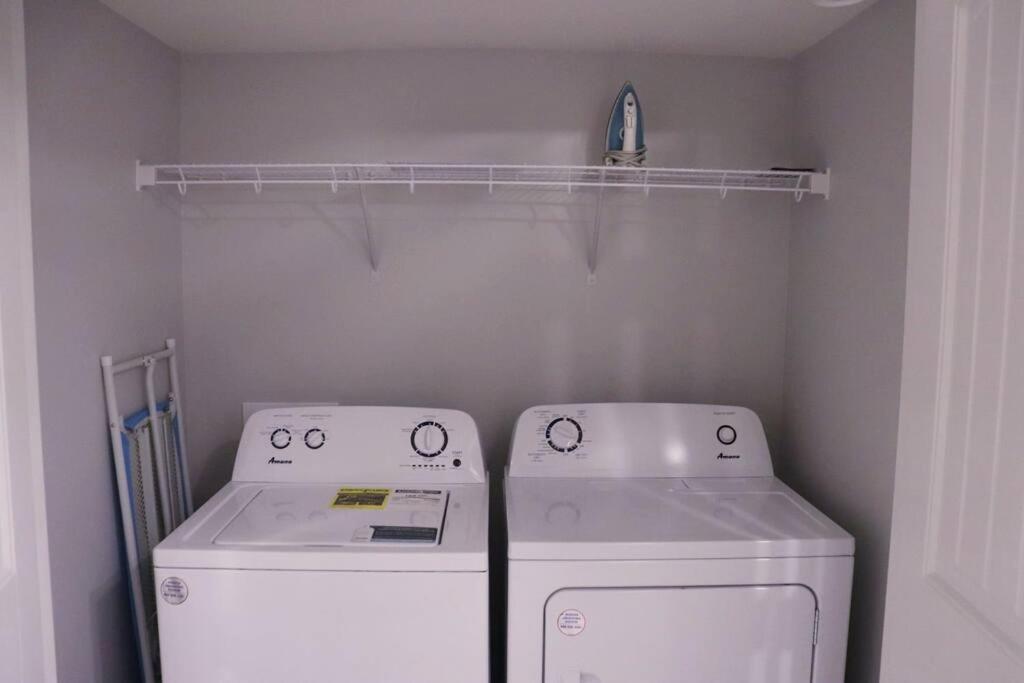 Deluxe 2 Bedroom Suite With*Netflix/Cable/Prime Edmonton Dış mekan fotoğraf
