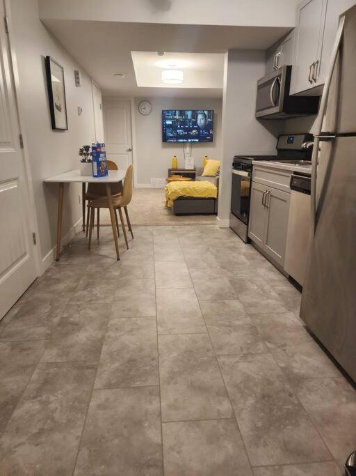 Deluxe 2 Bedroom Suite With*Netflix/Cable/Prime Edmonton Dış mekan fotoğraf
