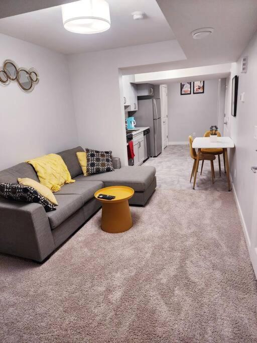 Deluxe 2 Bedroom Suite With*Netflix/Cable/Prime Edmonton Dış mekan fotoğraf