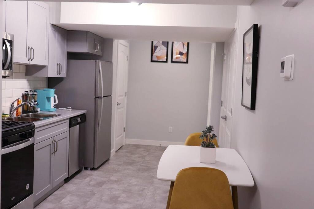 Deluxe 2 Bedroom Suite With*Netflix/Cable/Prime Edmonton Dış mekan fotoğraf