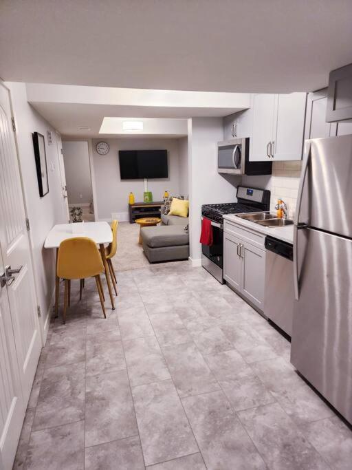 Deluxe 2 Bedroom Suite With*Netflix/Cable/Prime Edmonton Dış mekan fotoğraf
