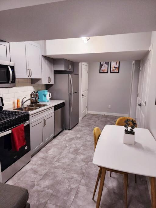Deluxe 2 Bedroom Suite With*Netflix/Cable/Prime Edmonton Dış mekan fotoğraf