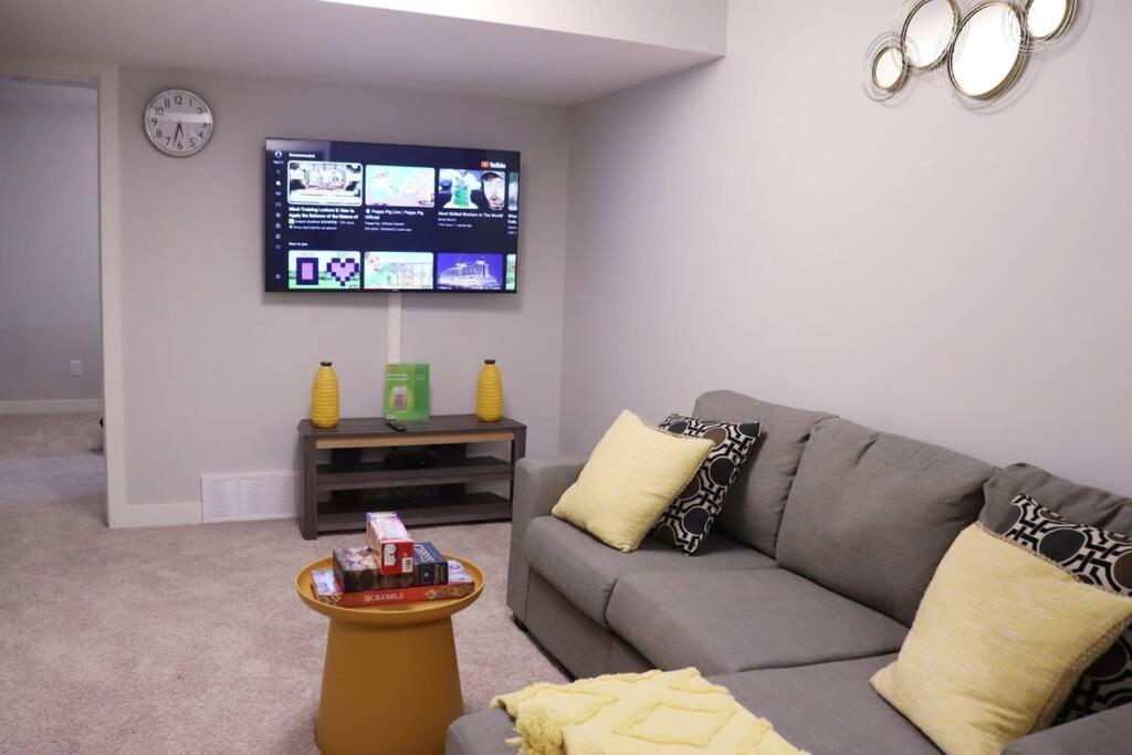 Deluxe 2 Bedroom Suite With*Netflix/Cable/Prime Edmonton Dış mekan fotoğraf